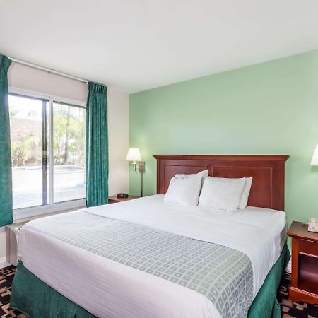 Ramada By Wyndham Oceanside Hotel Exterior photo