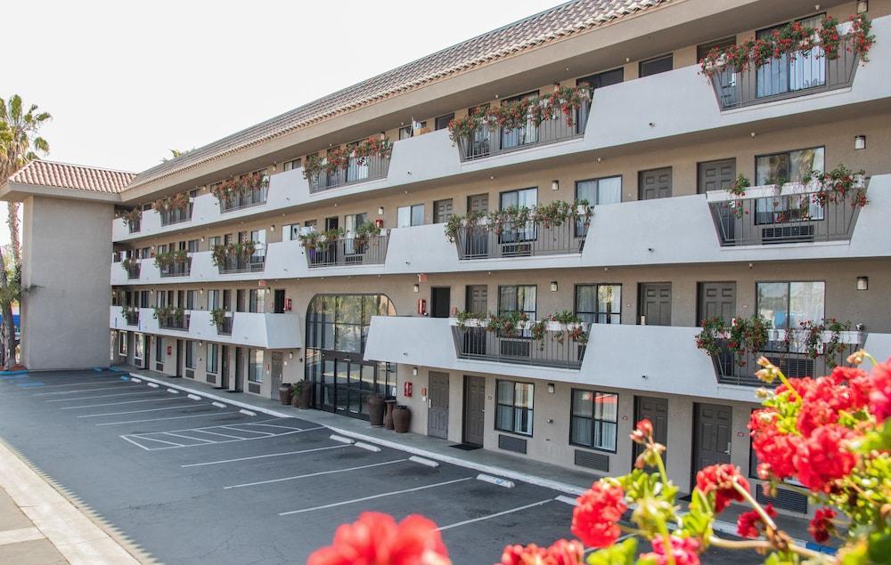 Ramada By Wyndham Oceanside Hotel Exterior photo