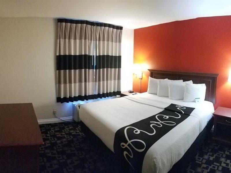 Ramada By Wyndham Oceanside Hotel Exterior photo