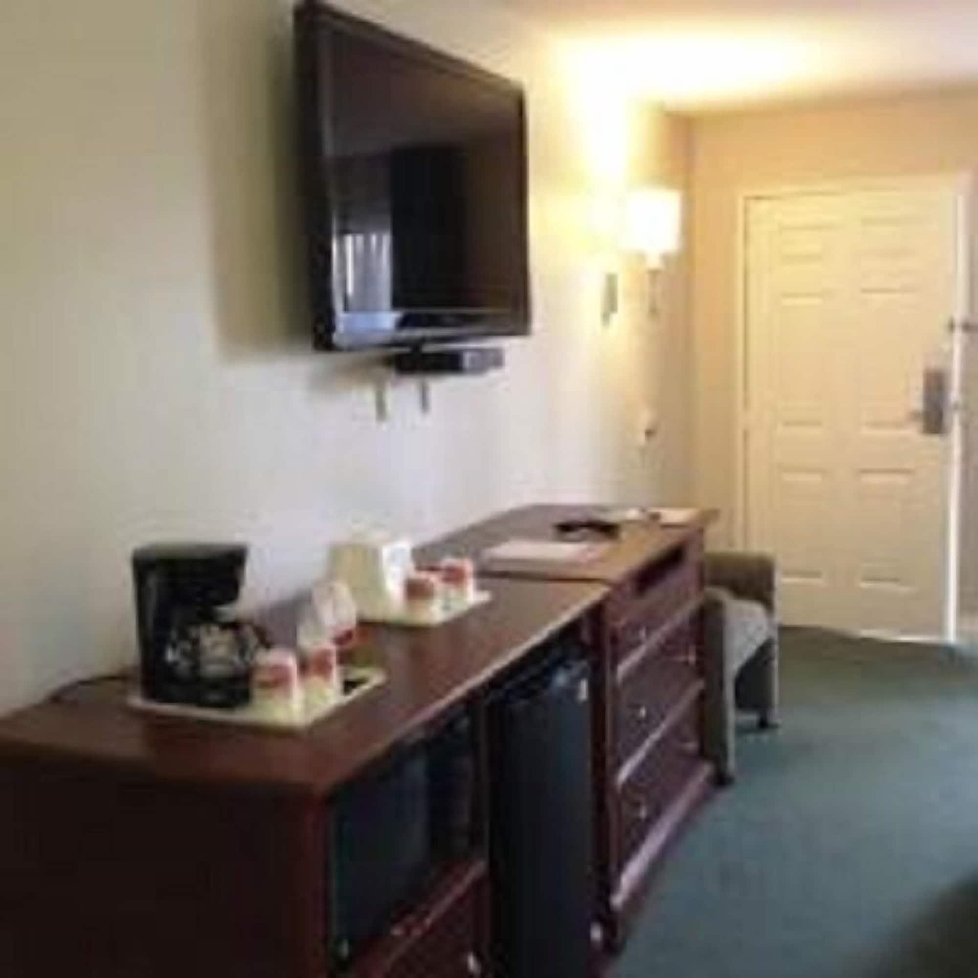Ramada By Wyndham Oceanside Hotel Exterior photo