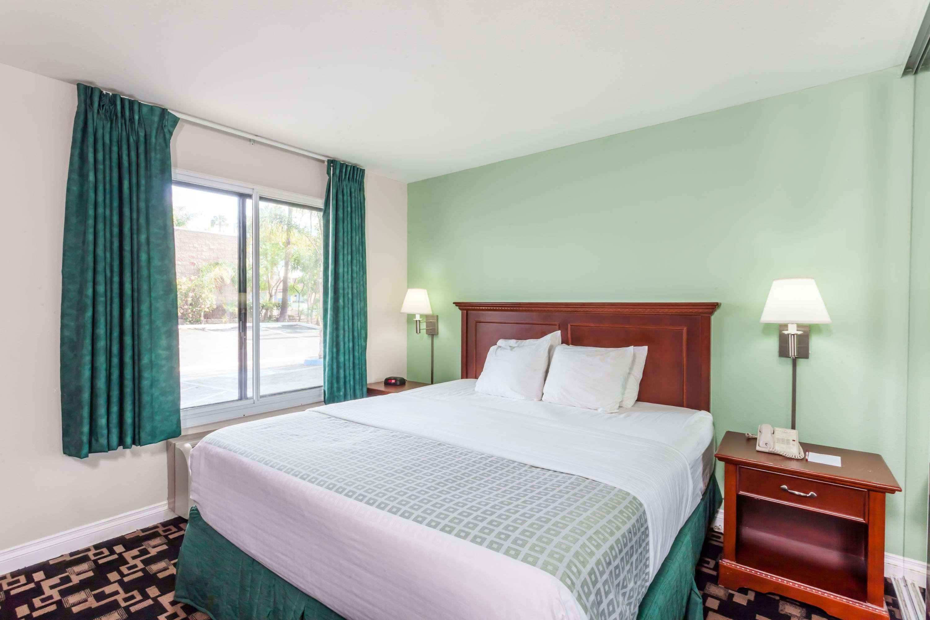 Ramada By Wyndham Oceanside Hotel Exterior photo