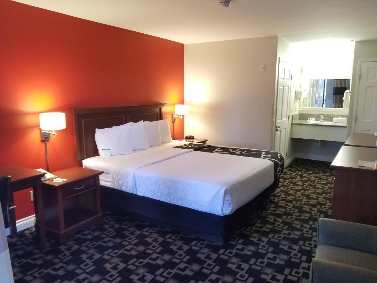 Ramada By Wyndham Oceanside Hotel Exterior photo